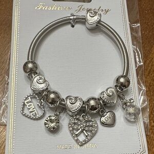 Fashion Jewelry Silver Heart Charm Bracelet (Stretch Band) NWT